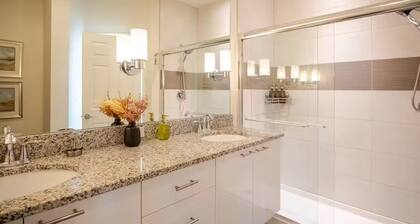 3-bedroom townhome with Private Pool & King Bed! Close to Disney!