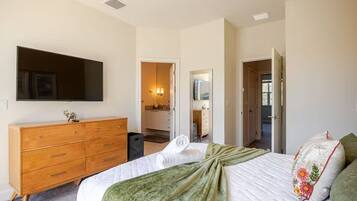 3 bedrooms, desk, iron/ironing board, travel cot