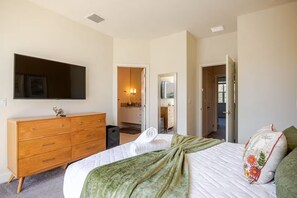 3 chambres, bureau, fer et planche à repasser, lit parapluie