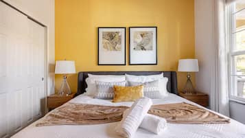 3 makuuhuonetta, työpöytä, silitysrauta/-lauta, vauvan matkasänky