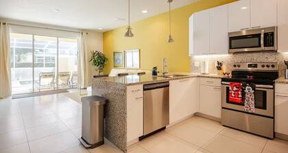 3-bedroom townhome with Private Pool & King Bed! Close to Disney!