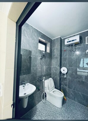 Shower, towels - Nha Nghi Thanh Binh 2 (Vinh)