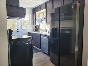 Fridge, microwave, oven, stovetop - Serendipity Lodge @ Yosemite - BBQ/ Kitchen/ Wi-Fi/ King Bed/ Sleeps 8 (Oakhurst)