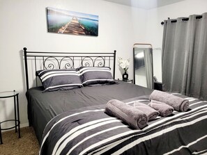 3 bedrooms, in-room safe, desk, free WiFi
