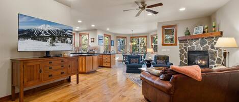 House, Multiple Beds, Patio, Garden View (Skyliner Summit Chalet) | Living area