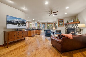 Ferienhaus, Mehrere Betten, Terrasse, Gartenblick (Skyliner Summit Chalet) | Wohnbereich | 49-Zoll-Flachbildfernseher mit Digitalempfang, Kamin