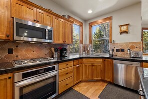 House, Multiple Beds, Patio, Garden View (Skyliner Summit Chalet) | Private kitchen