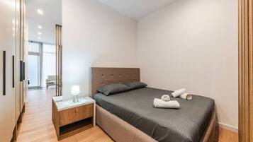 Tabla de planchar con plancha, wifi, ropa de cama