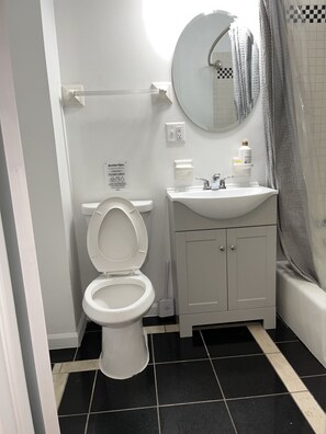 Sèche-cheveux, serviettes fournies