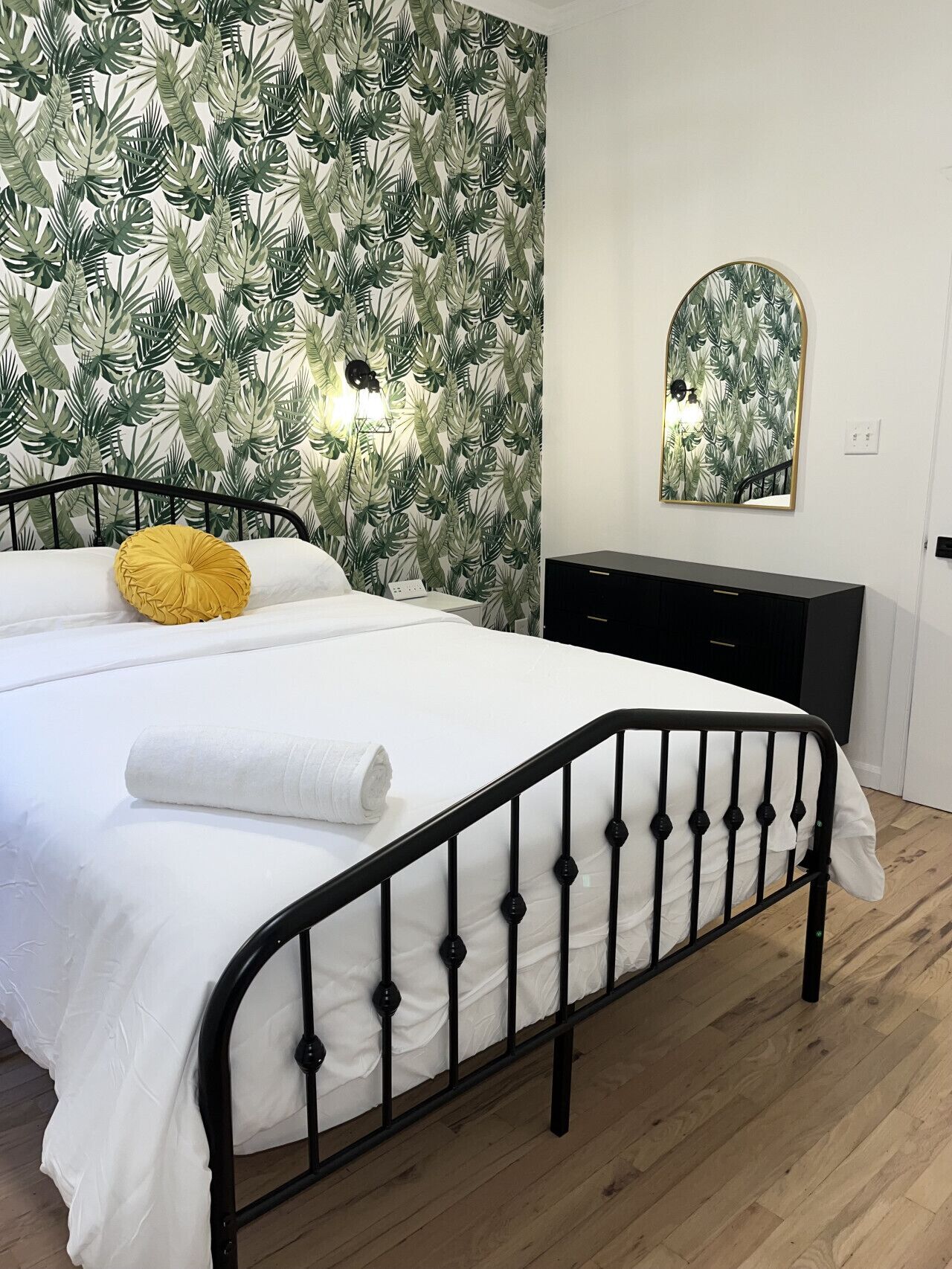 Desk, iron/ironing board, free WiFi, bed sheets