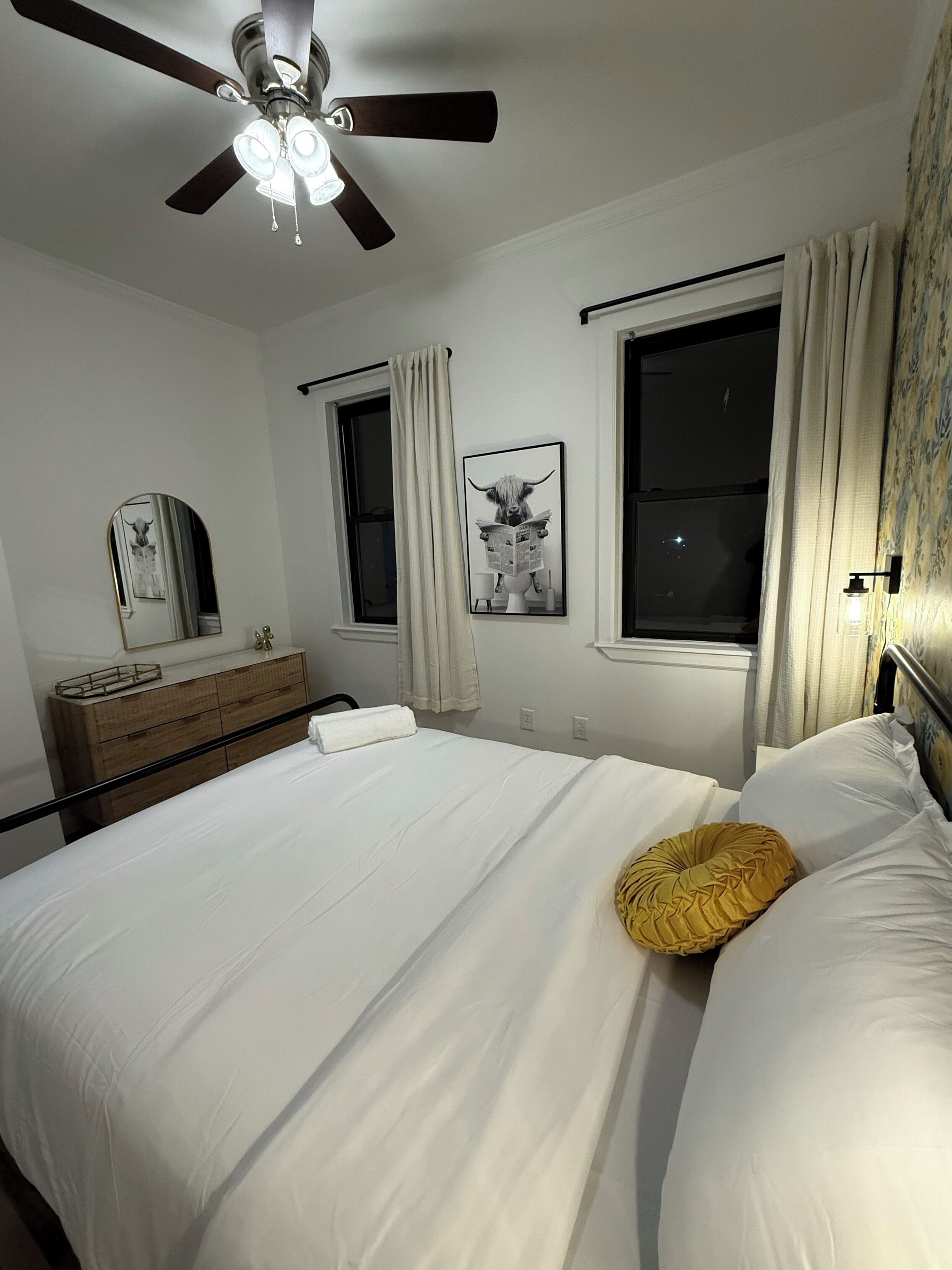 3 habitaciones, escritorio y tabla de planchar con plancha 