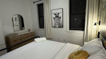 3 slaapkamers, een bureau, een strijkplank/strijkijzer, reisbedje