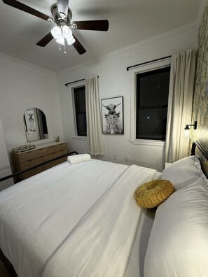 3 bedrooms, desk, iron/ironing board, travel cot - Luxury Boutique Home 4 beds 1 Bath 25 min NYC (Jersey City)