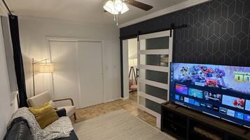 Een smart-tv en videogames