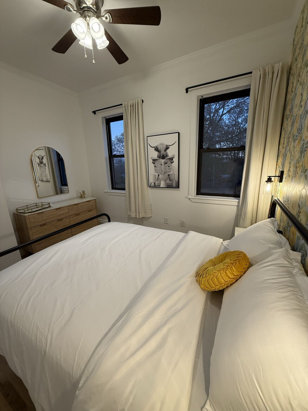 3 soverom, skrivebord, strykejern/-brett og reiseseng for barn