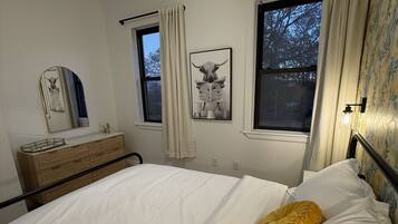 3 soverom, skrivebord, strykejern/-brett og reiseseng for barn