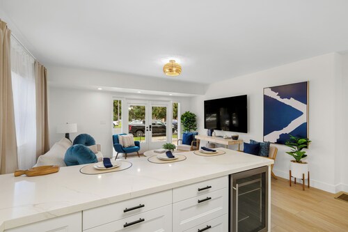 New 2 En Suite Bedrooms, Balboa Park,  Lux, 85" TV, Parking!