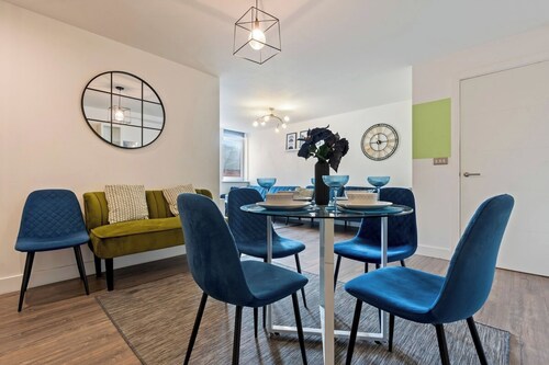 City Centre Apt - Near train station/+Free Parking