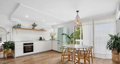 Entire complex 4 self contained Villas. Outdoor entertaining space with pool.