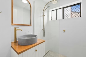 Dusche, Haartrockner, Handtücher, Seife
