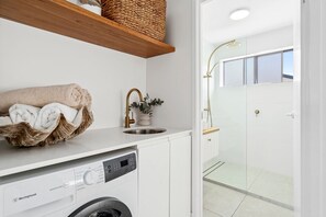Douche, sĂšche-cheveux, serviettes fournies, savon