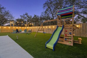 Children’s area - Clearwater Pickleball,  Heated Pool, MiniGolf Oasis! 15 min to beach (Clearwater)