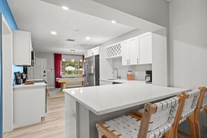 Kjøleskap, mikrobølgeovn, ovn og kokeplater