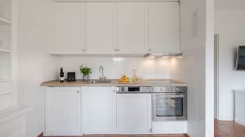 Een koelkast, een oven, een vaatwasser, een koffiezetapparaat/waterkoker