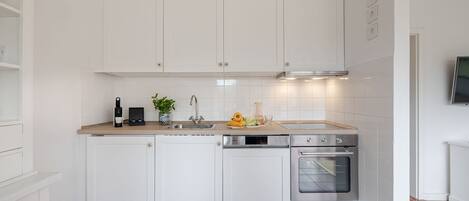 Fridge, oven, dishwasher, coffee/tea maker