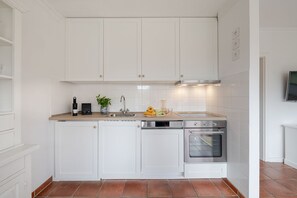 Fridge, oven, dishwasher, coffee/tea maker - Sylter Meerlicht - Cozy vacation happiness with garden view and south-facing terrace. (Sylt OT Tinnum)