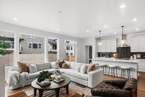 Smart TV, fireplace, books - Peaceful Mtn Home - Fenced Yard, Fire Pit, Grill: Single family in Mtn Green (Mountain Green)