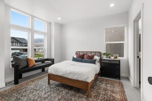 3 bedrooms, desk, iron/ironing board, travel cot - Peaceful Mtn Home - Fenced Yard, Fire Pit, Grill: Single family in Mtn Green (Mountain Green)