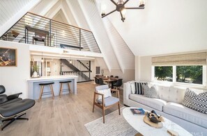 スマートテレビ、暖炉、書庫