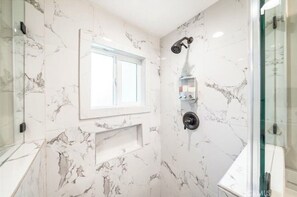 Haartrockner, Bidet, Handtücher, Seife
