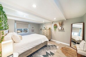 4 bedrooms, desk, iron/ironing board, free WiFi
