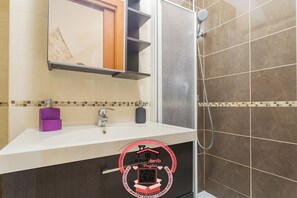 Dusche, umweltfreundliche Kosmetikartikel, Haartrockner, Bidet