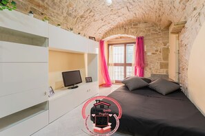 2 bedrooms, in-room safe, desk, iron/ironing board