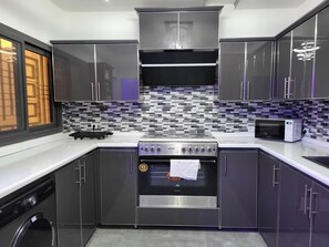 Private kitchen - beautiful 2-bedroom apartment with WiFi, AC in Malikounda (Malikounda)