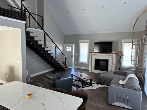 RIVERFRONT  NEW 4-bedroom house with WiFi and AC in Calico Rock