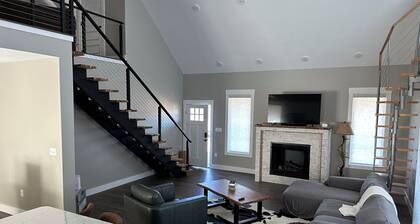 RIVERFRONT NEW 4-bedroom house with WiFi and AC in Calico Rock