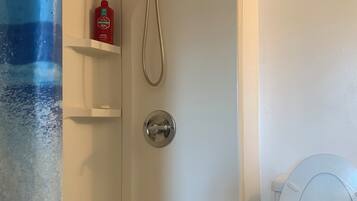 Dusche, Haartrockner, Handtücher, Seife