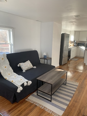 Smart TV. Quiet 2bd Townhome apt in the heart of Cheshire. Backyard.