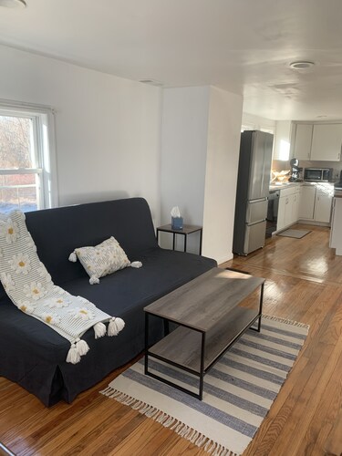 Quiet 2bd Townhome apt in the heart of Cheshire. Backyard.