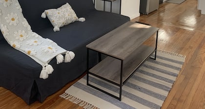 Quiet 2bd Townhome apt in the heart of Cheshire. Backyard.