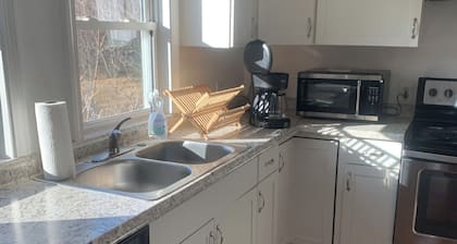 Quiet 2bd Townhome apt in the heart of Cheshire. Backyard.