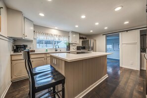 Microwave, oven, stovetop, dishwasher - 1914 Farmhouse 2-bedroom with WiFi, AC on 20 wooded acres in serene Smithville (Smithville)