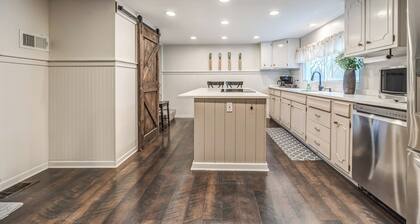 1914 Farmhouse 2-bedroom with WiFi, AC on 20 wooded acres in serene Smithville