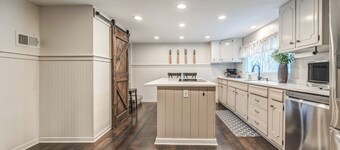 1914 Farmhouse 2-bedroom with WiFi, AC on 20 wooded acres in serene Smithville
