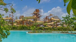 Un parc aquatique doté de plusieurs toboggans et d’une piscine.