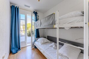 5 quartos, escrivaninha, ferros/tábuas de passar roupa, berço de viagem